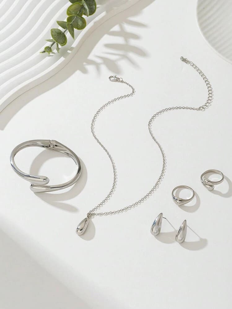 Minimalist Teardrop Jewellery Set detail photo 4 - Jewellery Sets at ShopKaar