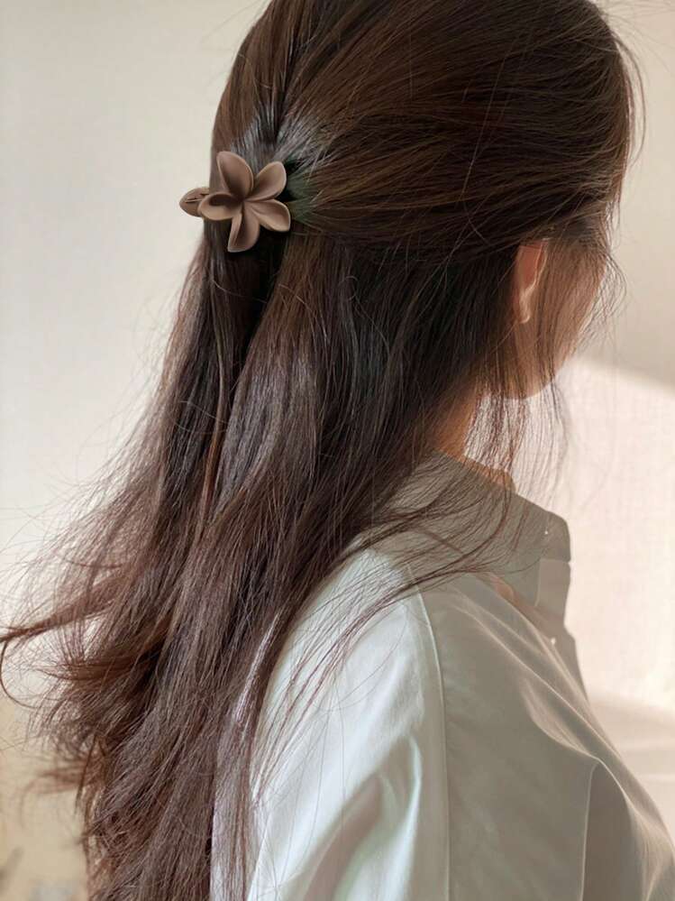 Daisy Flower Mini Hair Claw Clips - 4pcs detail photo 4 - Hair Clips at ShopKaar