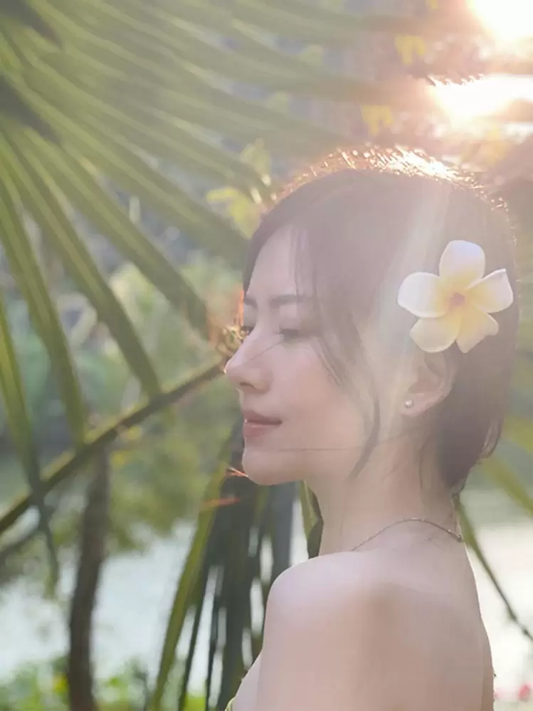 Plumeria Flower Alligator Hair Clips - 2pcs detail photo 5 - Hair Clips at ShopKaar