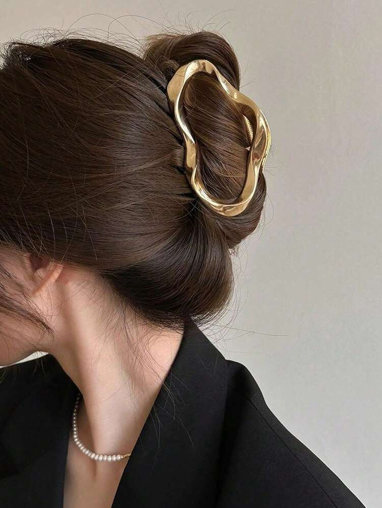 Gold Hollow Wavy Hair Claw Clip detail photo 3 - Hair Clips at ShopKaar