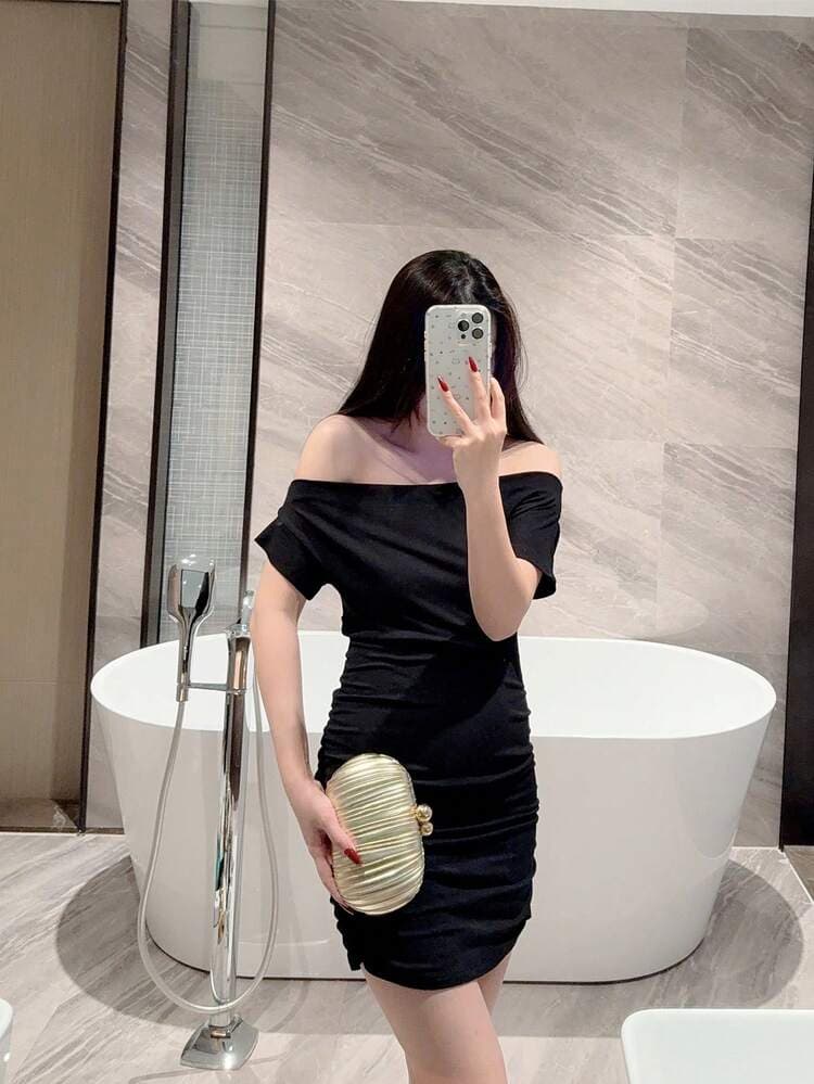 Pleated Egg-Shaped Evening Clutch Bag with Pearl Clasp detail photo 10 - Bags at ShopKaar