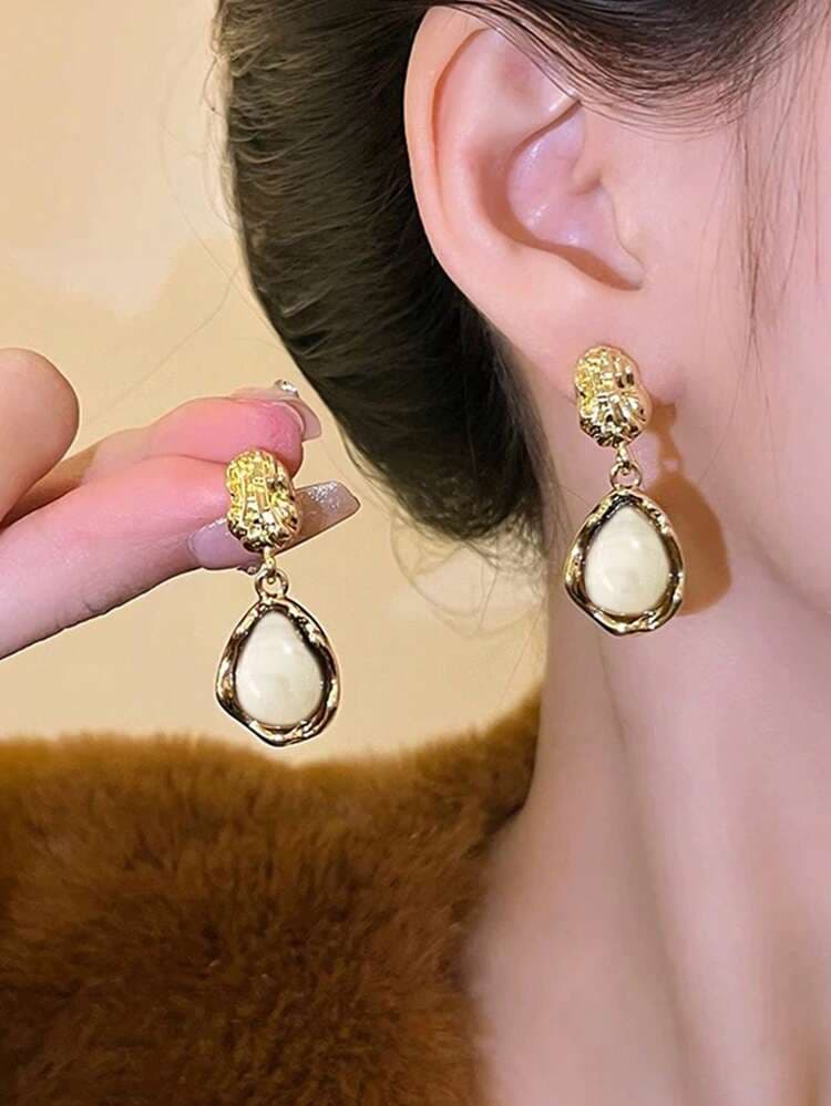Vintage Resin Inlay Geometric Earrings detail photo 4 - Earrings at ShopKaar