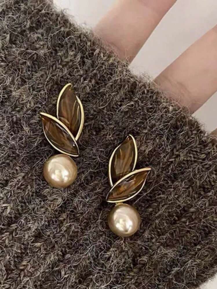 Retro Leaf Faux Pearl Drop Earrings detail photo 3 - Earrings at ShopKaar