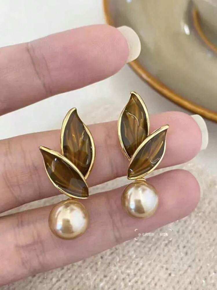 Retro Leaf Faux Pearl Drop Earrings detail photo 5 - Earrings at ShopKaar