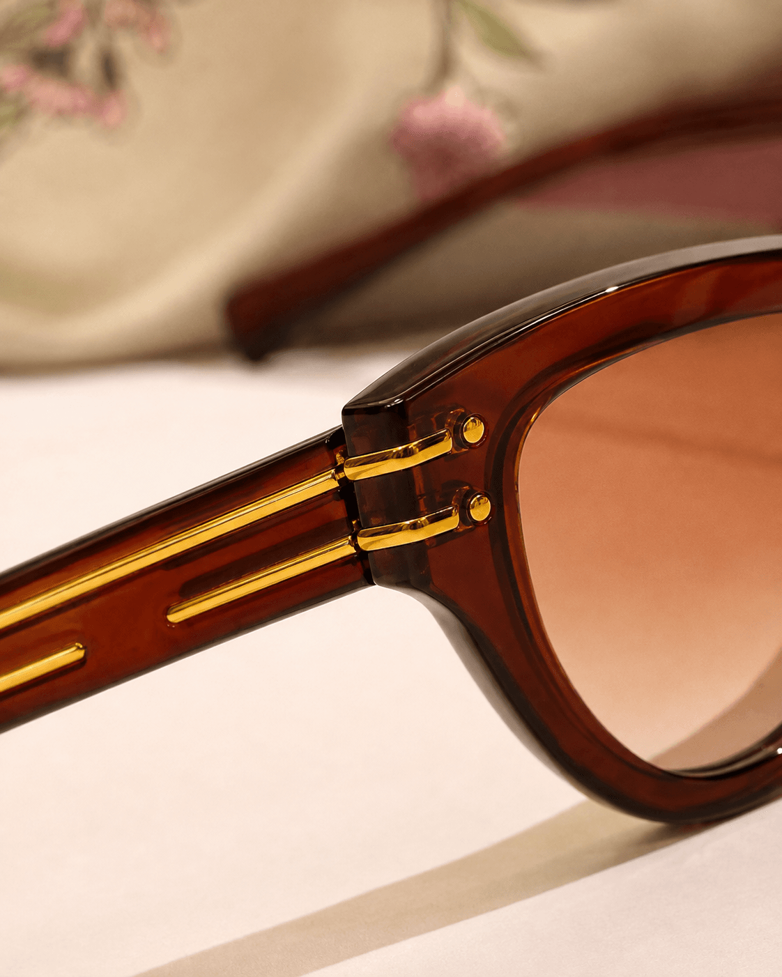 Amber Tortoiseshell Cat-Eye Brown Gradient Sunglasses detail photo 5 at ShopKaar