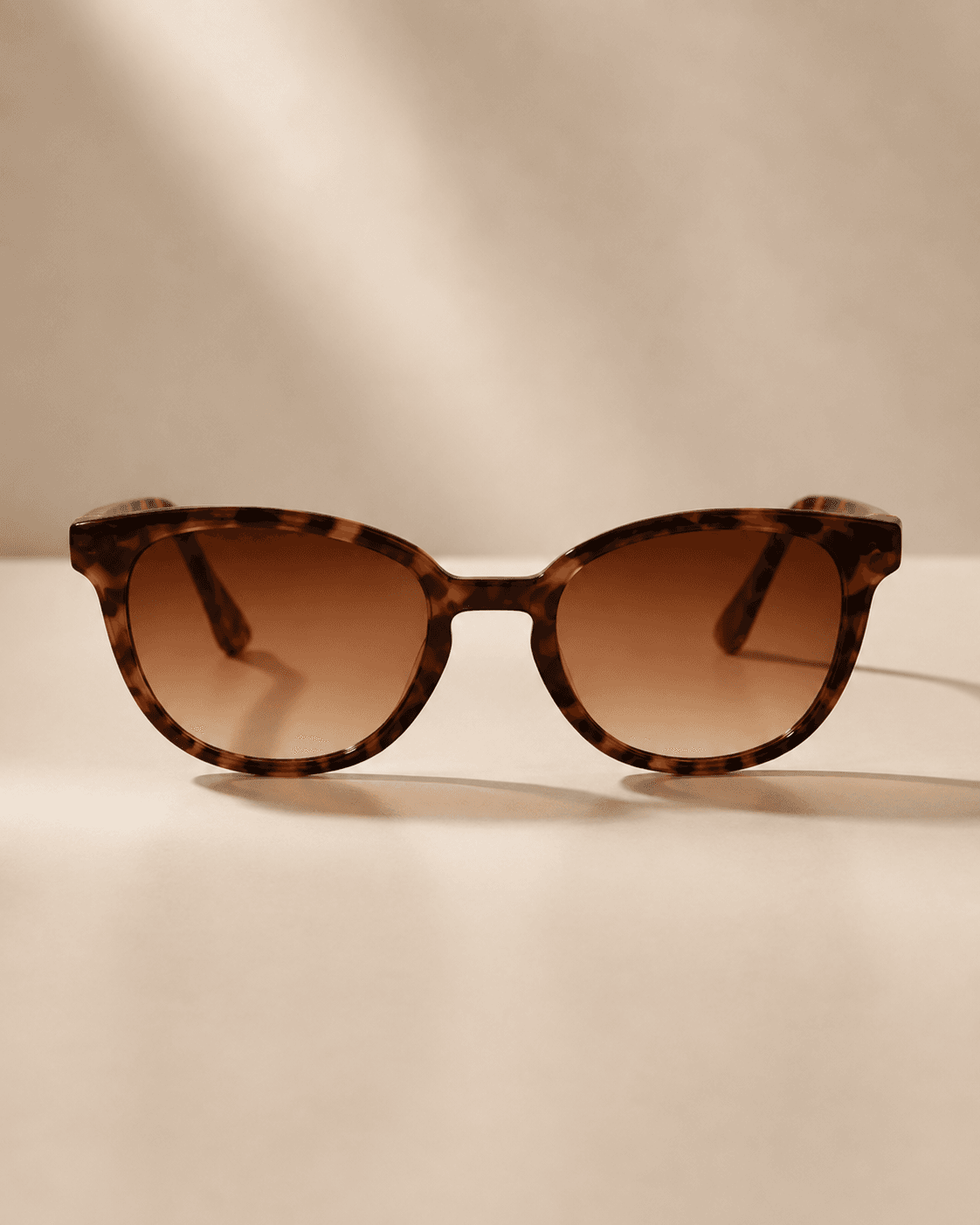 Tortoiseshell Round Brown Gradient Sunglasses detail photo 2 at ShopKaar