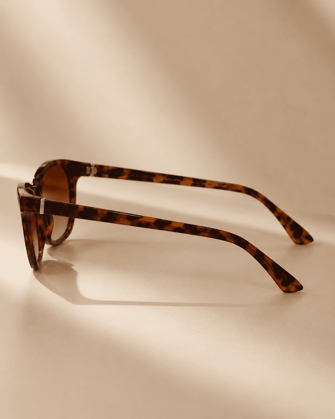 Tortoiseshell Round Brown Gradient Sunglasses detail photo 3 at ShopKaar