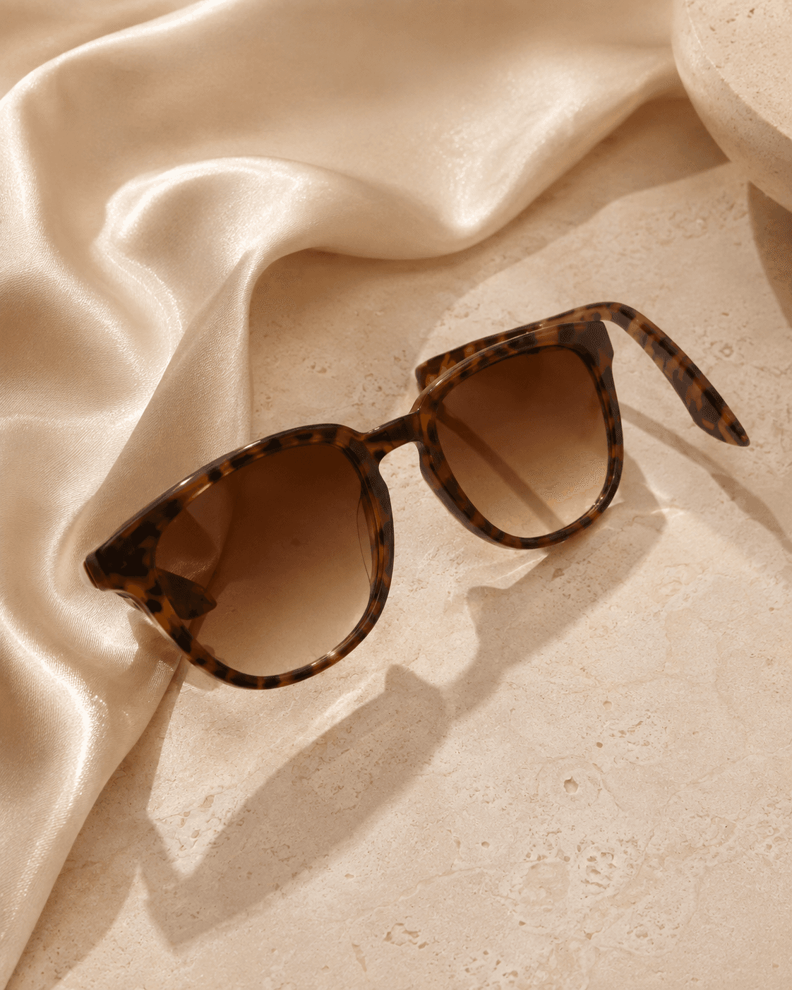 Tortoiseshell Round Brown Gradient Sunglasses detail photo 4 at ShopKaar