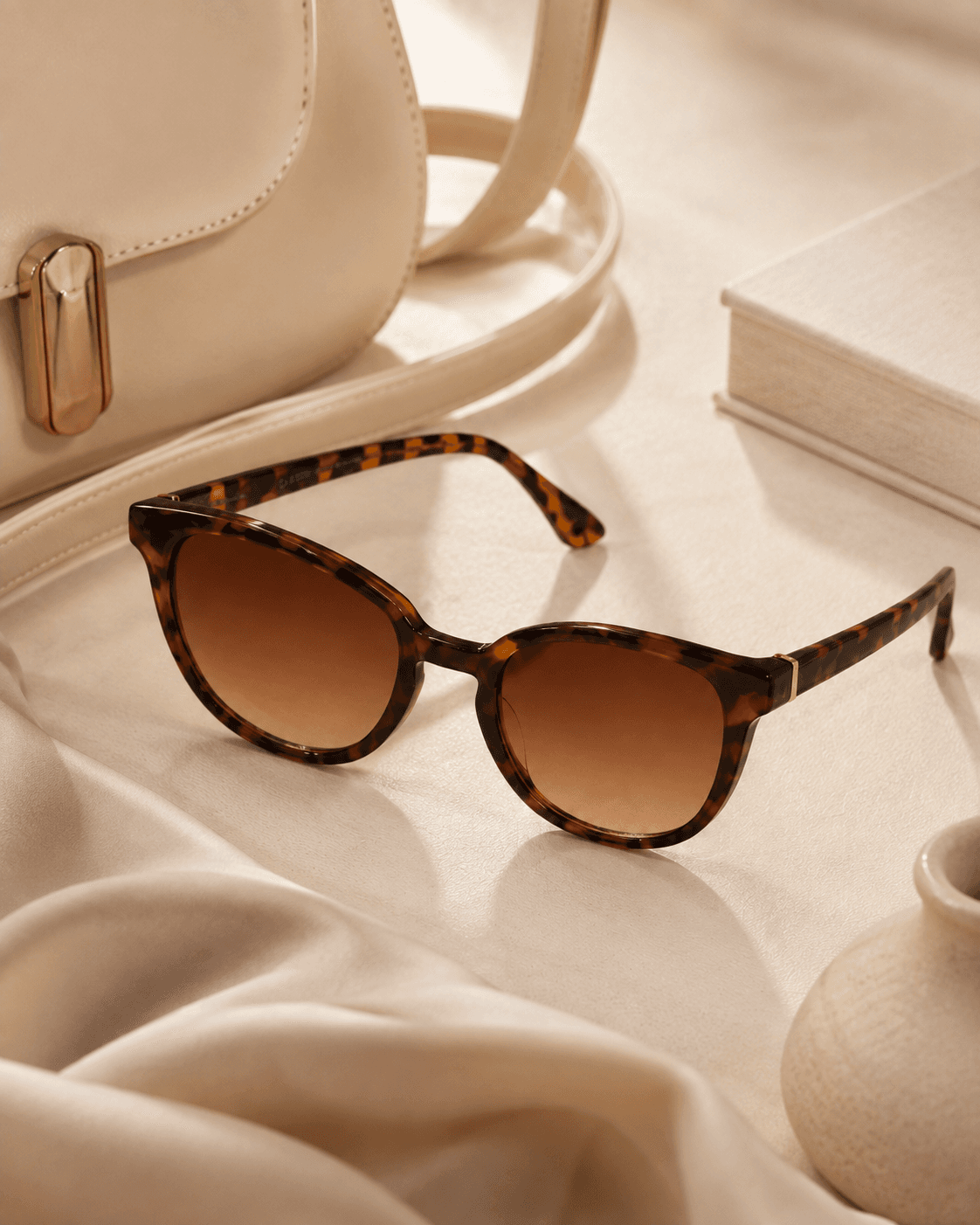 Tortoiseshell Round Brown Gradient Sunglasses detail photo 6 at ShopKaar